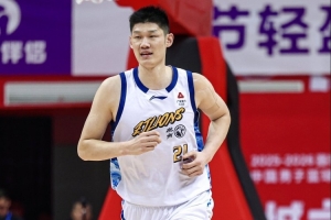 记者:上海3-0领先有些放松也正常 但大秋带伤打出这表现值得尊重配图