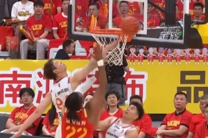 王哲林送出精彩大帽！但广厦拿到前板造成张镇麟第3犯 后者下场配图