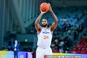 毕竟拿过FMVP!弗格半场11中5拿15分3助 三分4中2配图