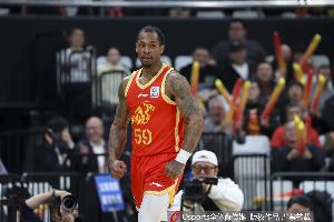 布朗释放一定球权给塔克 塔克今天的表现是广厦扳回一局的关键配图