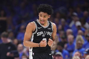 这是新秀？哈珀首节替补出场仅7分钟便得分上双正负值+13！配图