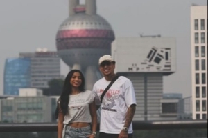 克雷桑与女友同游上海，两人与东方明珠合影还在健身房健身配图