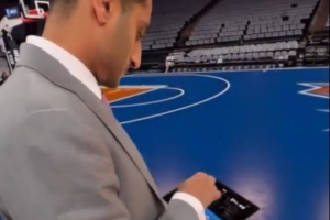 NBA总决赛将采用ASB玻璃地板 Shams现场演示可随意切换其上图案配图