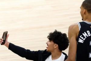 NBA发言人：冲场观众已被逮捕！他与同伙将终生禁入所有球馆！配图