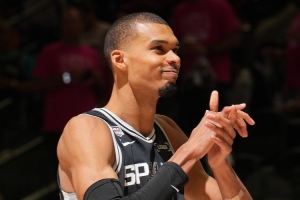 巴克利：文班让我感觉NBA未来前景光明 但今年马刺不会夺冠配图