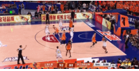 现场大喊黑哨！张镇麟盯防被布朗造成三分犯规 五犯离场配图