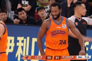 老将很强硬！弗格篮下抢板直接对抗打成2+1 振臂庆祝配图