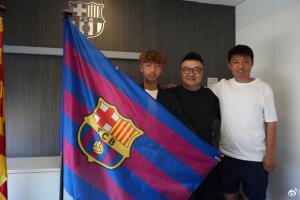 董路：足协主席宋凯转给李昊炎一封亲笔信，祝贺李昊炎加盟巴萨配图