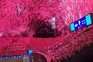 巴拉圭友谊赛前球场燃放烟花，世界杯首战将对阵美国配图