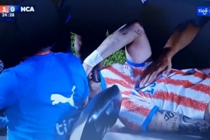 距世界杯首战仅一周，巴拉圭国脚恩西索友谊赛受伤捂脸落泪配图