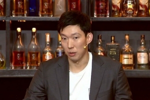 周琦：第三节马刺单干太多 经验和心态出问题了 应该多传导球配图