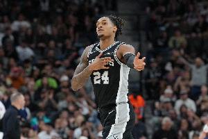 很硬！瓦塞尔上半场7投3中&三分5中2得到11分3板3助1帽配图