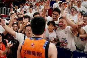 家人与队友!李弘权社媒晒照:上海 THIS IS FOR YOU 🦈🏆配图