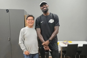笑容满面！网友晒与詹姆斯打室内高尔夫合影：GOAT&高尔夫初学者配图