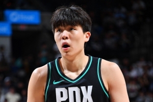 随行翻译：网上对杨瀚森批评的声音很大 他反过来劝我心态放平些配图