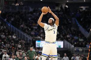 雄鹿对特纳可能的4种交易：送去湖人换艾顿和范德彪可腾出空间配图