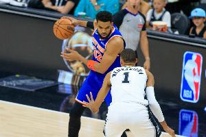 血战麦迪逊！ESPN预测G3胜率：0-2落后的马刺41.8% 尼克斯58.2%配图